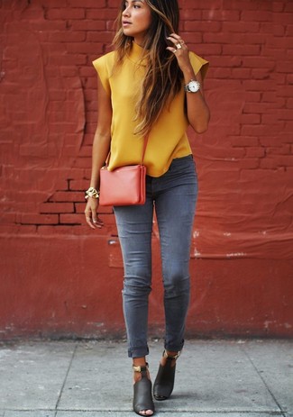 Gelbe Bluse kombinieren – 77 Damen Outfits: Möchten Sie ein lässiges Outfit erzielen, ist die Paarung aus einer gelben Bluse und grauen engen Jeans Ihre Wahl. Schwarze Leder Sandaletten sind eine ideale Wahl, um dieses Outfit zu vervollständigen.