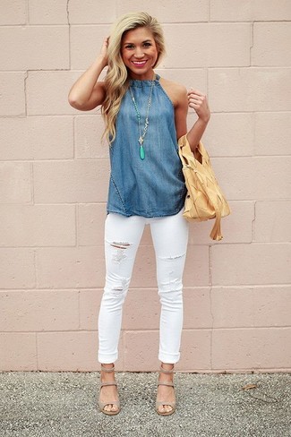 Weiße enge Jeans mit Destroyed-Effekten kombinieren – 129 Damen Outfits: Ein blaues Chambray ärmelloses Oberteil und weiße enge Jeans mit Destroyed-Effekten erzeugen einen entspannten Trend-Look, der aber immer stylisch bleibt. Graue Leder Sandaletten fügen sich nahtlos in einer Vielzahl von Outfits ein.