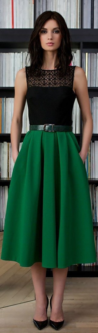 Olivgrünen Rock kombinieren – 88 Damen Outfits: Probieren Sie die Paarung aus einem schwarzen ärmellosem Oberteil aus Häkel und einem olivgrünen Rock, um ein entspanntes Outfit zu erhalten, der in der Garderobe der Frau nicht fehlen darf. Dieses Outfit passt hervorragend zusammen mit schwarzen Leder Pumps.