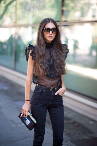 Schwarzes ärmelloses Oberteil aus Chiffon kombinieren – 5 Damen Outfits: Erwägen Sie das Tragen von einem schwarzen ärmellosem Oberteil aus Chiffon und schwarzen engen Jeans, um einen legeren Look zu schaffen.