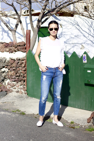 Jeans mit Destroyed-Effekten kombinieren – 162 Casual Sommer Damen Outfits: Wahlen Sie ein weißes ärmelloses Oberteil und Jeans mit Destroyed-Effekten für einen lockeren City-Look, der, Coolness und Persönlichkeit vermittelt. Komplettieren Sie Ihr Outfit mit weißen Leder Slippern, um Ihr Modebewusstsein zu zeigen. Ein tolles Sommer-Outfit.
