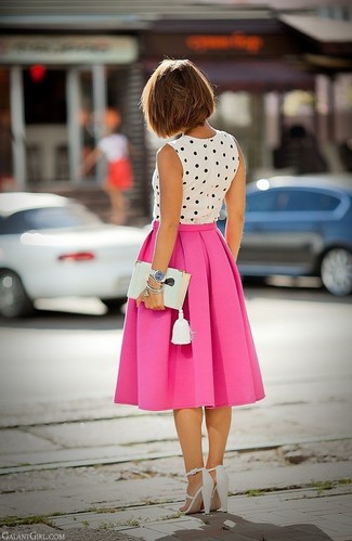 30 Jährige: Rosa Rock kombinieren – 47 Smart-Casual Damen Outfits heiß Wetter: Ein weißes und schwarzes gepunktetes ärmelloses Oberteil und ein rosa Rock sind perfekt geeignet, um ein aufregenden Freizeit-Outfit zu erzeugen. Weiße Leder Sandaletten fügen sich nahtlos in einer Vielzahl von Outfits ein.