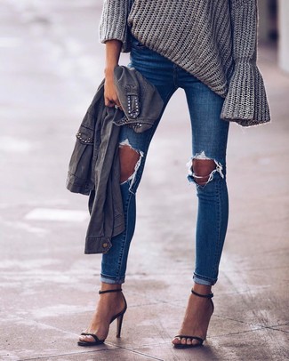 Dunkelgraue Oberbekleidung kombinieren – 500+ Damen Outfits: Probieren Sie diese Kombination aus einer dunkelgrauen Oberbekleidung und blauen engen Jeans mit Destroyed-Effekten für ein bequemes Casual-Outfit, das außerdem gut zusammen passt. Schwarze Leder Sandaletten sind eine ideale Wahl, um dieses Outfit zu vervollständigen.