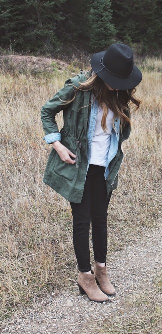 Welche Jeans mit dunkelgrünen Anoraks zu tragen – 11 Casual Damen Outfits: Probieren Sie diese Kombination aus einem dunkelgrünen Anorak und Jeans, um einen stilsicheren, lockeren Look zu zaubern, der in der Garderobe der Frau nicht fehlen darf. Ergänzen Sie Ihr Look mit braunen Wildleder Stiefeletten.