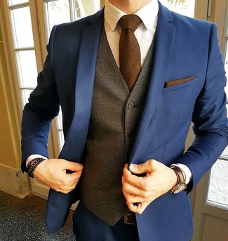 Braune Weste kombinieren – 191 Elegante Herren Outfits: Entscheiden Sie sich für eine braune Weste und einen dunkelblauen Anzug für eine klassischen und verfeinerte Silhouette.