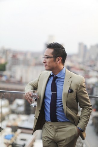 Dunkelblaues Einstecktuch kombinieren – 500+ Elegante Herren Outfits warm Wetter: Erwägen Sie das Tragen von einem beige Anzug und einem dunkelblauen Einstecktuch für ein bequemes Outfit, das außerdem gut zusammen passt.