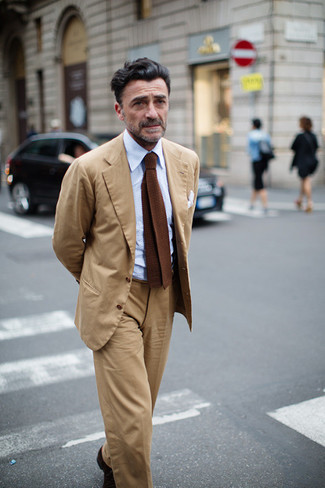 40 Jährige: Braune Strick Krawatte kombinieren – 7 Herren Outfits warm Wetter: Vereinigen Sie einen beige Anzug mit einer braunen Strick Krawatte für eine klassischen und verfeinerte Silhouette.