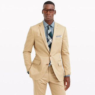 Wie hellblaues Chambray Businesshemd mit beige Anzuges zu kombinieren – 15 Herren Outfits: Tragen Sie einen beige Anzug und ein hellblaues Chambray Businesshemd für eine klassischen und verfeinerte Silhouette.