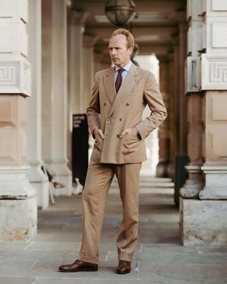 Beige Anzug kombinieren – 875+ Herren Outfits: Entscheiden Sie sich für einen beige Anzug und ein hellblaues vertikal gestreiftes Businesshemd für eine klassischen und verfeinerte Silhouette. Dunkelbraune Leder Oxford Schuhe sind eine perfekte Wahl, um dieses Outfit zu vervollständigen.