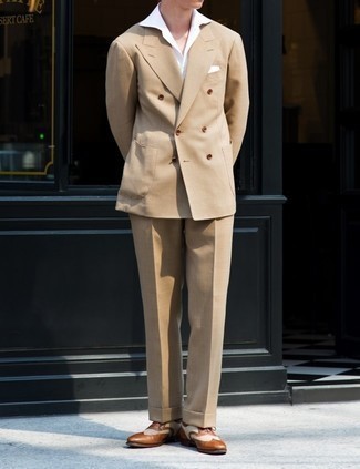 Hellbeige Anzug kombinieren – 500+ Sommer Herren Outfits: Kombinieren Sie einen hellbeige Anzug mit einem weißen Businesshemd für eine klassischen und verfeinerte Silhouette. Braune Leder Brogues verleihen einem klassischen Look eine neue Dimension. Dieses Outfit ist sehr gut für den Sommer geeignet.