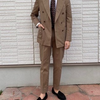Braune Krawatte mit Paisley-Muster kombinieren – 67 Elegante Herren Outfits: Kombinieren Sie einen beige Anzug mit einer braunen Krawatte mit Paisley-Muster für einen stilvollen, eleganten Look. Suchen Sie nach leichtem Schuhwerk? Komplettieren Sie Ihr Outfit mit schwarzen Samt Slippern für den Tag.
