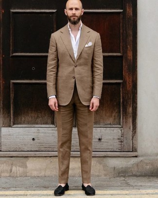 30 Jährige: Beige Anzug kombinieren – 500+ Herren Outfits: Kombinieren Sie einen beige Anzug mit einem weißen Businesshemd für eine klassischen und verfeinerte Silhouette. Wenn Sie nicht durch und durch formal auftreten möchten, wählen Sie schwarzen Samt Slipper.