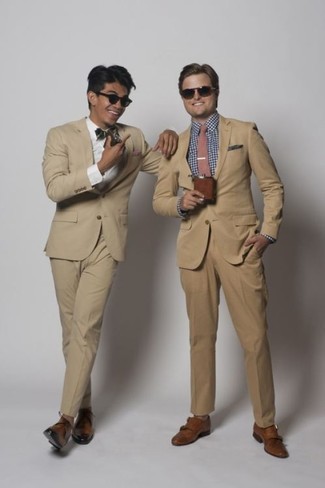 Rosa Krawatte kombinieren – 123 Herren Outfits: Kombinieren Sie einen beige Anzug mit einer rosa Krawatte, um vor Klasse und Perfektion zu strotzen. Braune Doppelmonks aus Leder leihen Originalität zu einem klassischen Look.