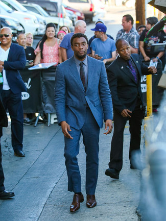 Chadwick Boseman trägt blauer Anzug, blaues Businesshemd, dunkelbraune Leder Oxford Schuhe, dunkeltürkise Krawatte