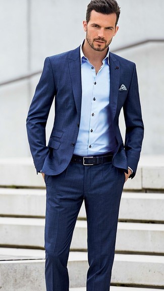 Wie dunkelblauen Anzug mit türkisen Businesshemdes zu kombinieren – 391 Herren Outfits: Erwägen Sie das Tragen von einem dunkelblauen Anzug und einem türkisen Businesshemd, um vor Klasse und Perfektion zu strotzen.