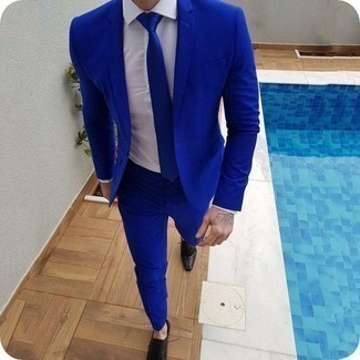 Blaue Krawatte kombinieren – 500+ Sommer Herren Outfits: Tragen Sie einen blauen Anzug und eine blaue Krawatte für eine klassischen und verfeinerte Silhouette. Warum kombinieren Sie Ihr Outfit für einen legereren Auftritt nicht mal mit schwarzen Leder Derby Schuhen? Der Look ist mega und passt toll zum Sommer.