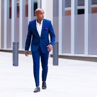 30 Jährige: Blauen Anzug kombinieren – 500+ Herren Outfits warm Wetter: Entscheiden Sie sich für einen blauen Anzug und ein weißes Businesshemd für eine klassischen und verfeinerte Silhouette. Dunkelblaue Doppelmonks aus Leder verleihen einem klassischen Look eine neue Dimension.