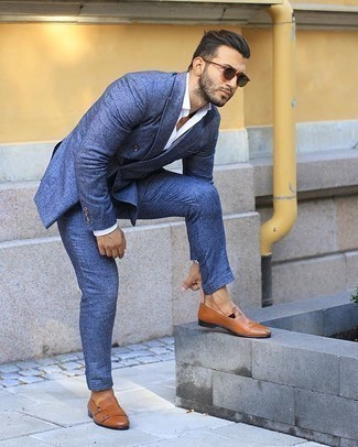 Wie dunkelbraune Doppelmonks aus Leder mit dunkelblauen Anzuges zu kombinieren – 125 Herren Outfits: Kombinieren Sie einen dunkelblauen Anzug mit einem weißen Businesshemd für einen stilvollen, eleganten Look. Wenn Sie nicht durch und durch formal auftreten möchten, vervollständigen Sie Ihr Outfit mit dunkelbraunen Doppelmonks aus Leder.