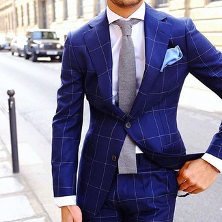 Dunkelblauen Anzug mit Karomuster kombinieren – 168 Elegante Herren Outfits: Geben Sie den bestmöglichen Look ab in einem dunkelblauen Anzug mit Karomuster und einem weißen Businesshemd.