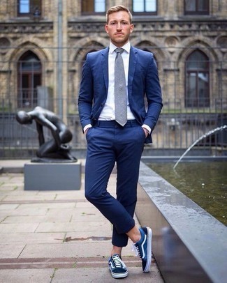 Wie Businesshemd mit niedriger Sneakers zu kombinieren – 500+ Herren Outfits: Paaren Sie ein Businesshemd mit einem blauen Anzug für einen stilvollen, eleganten Look. Suchen Sie nach leichtem Schuhwerk? Ergänzen Sie Ihr Outfit mit niedrigen Sneakers für den Tag.