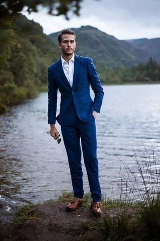 20 Jährige: Blauen Anzug kombinieren – 310 Herren Outfits: Kombinieren Sie einen blauen Anzug mit einem weißen Businesshemd für eine klassischen und verfeinerte Silhouette. Fühlen Sie sich ideenreich? Vervollständigen Sie Ihr Outfit mit braunen Leder Slippern mit Quasten.