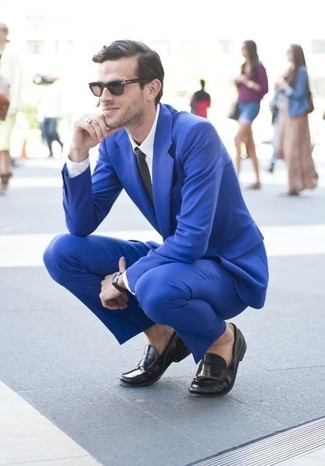 Welche Slipper mit blauen Anzuges zu tragen – 792+ Herren Outfits: Vereinigen Sie einen blauen Anzug mit einem weißen Businesshemd für einen stilvollen, eleganten Look. Warum kombinieren Sie Ihr Outfit für einen legereren Auftritt nicht mal mit Slippern?