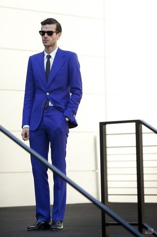 30 Jährige: Schwarze Krawatte kombinieren – 500+ Elegante Herren Outfits: Vereinigen Sie einen blauen Anzug mit einer schwarzen Krawatte für einen stilvollen, eleganten Look. Fühlen Sie sich mutig? Ergänzen Sie Ihr Outfit mit schwarzen Leder Slippern.