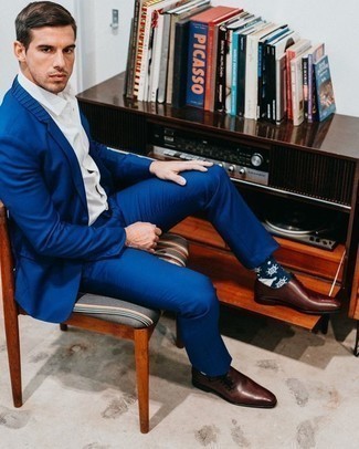 Wie blauen Anzug mit brauner Leder Oxford Schuhe zu kombinieren – 213 Elegante Herren Outfits warm Wetter: Tragen Sie einen blauen Anzug und ein weißes Kurzarmhemd für einen stilvollen, eleganten Look. Schalten Sie Ihren Kleidungsbestienmodus an und machen braunen Leder Oxford Schuhe zu Ihrer Schuhwerkwahl.
