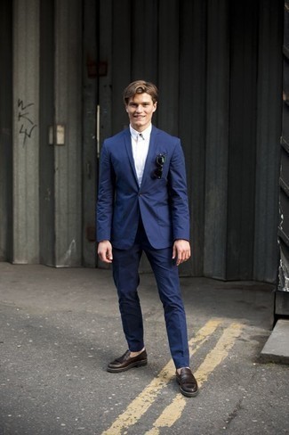 Wie blauen Anzug mit dunkelbrauner Leder Slipper mit Fransen zu kombinieren – 10 Herren Outfits: Entscheiden Sie sich für einen klassischen Stil in einem blauen Anzug und einem weißen Kurzarmhemd. Fühlen Sie sich mutig? Entscheiden Sie sich für dunkelbraunen Leder Slipper mit Fransen.
