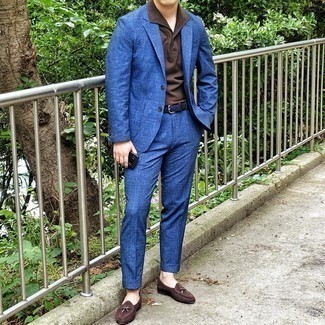 Welche Slipper mit braunen Polohemdes zu tragen – 76 Herren Outfits: Kombinieren Sie ein braunes Polohemd mit einem blauen Anzug mit Schottenmuster, um einen eleganten, aber nicht zu festlichen Look zu kreieren. Entscheiden Sie sich für Slipper, um Ihr Modebewusstsein zu zeigen.