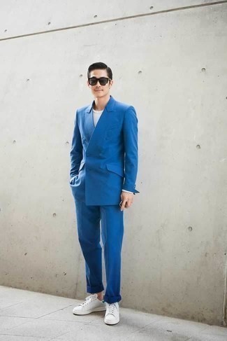 20 Jährige: Graue Sonnenbrille kombinieren – 39 Smart-Casual Herren Outfits warm Wetter: Kombinieren Sie einen blauen Anzug mit einer grauen Sonnenbrille, um mühelos alles zu meistern, was auch immer der Tag bringen mag. Vervollständigen Sie Ihr Look mit weißen Leder niedrigen Sneakers.