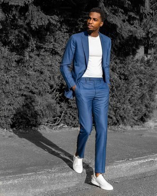 20 Jährige: Welche niedrige Sneakers mit blauen Anzuges zu tragen – 59 Smart-Casual Herren Outfits: Die Paarung aus einem blauen Anzug und einem weißen T-Shirt mit einem Rundhalsausschnitt ist eine kluge Wahl für einen Tag im Büro. Fühlen Sie sich ideenreich? Vervollständigen Sie Ihr Outfit mit niedrigen Sneakers.