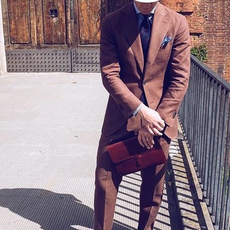 Braunen Anzug kombinieren – 500+ Herren Outfits: Kombinieren Sie einen braunen Anzug mit einem blauen vertikal gestreiften Businesshemd, um vor Klasse und Perfektion zu strotzen.