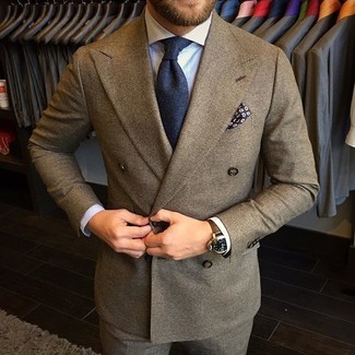 Braunen Anzug kombinieren – 500+ Herren Outfits: Paaren Sie einen braunen Anzug mit einem hellblauen Businesshemd, um vor Klasse und Perfektion zu strotzen.
