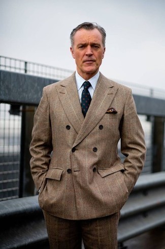 Dunkelgrüne bedruckte Krawatte kombinieren – 199 Herren Outfits: Kombinieren Sie einen braunen Anzug mit Schottenmuster mit einer dunkelgrünen bedruckten Krawatte für eine klassischen und verfeinerte Silhouette.