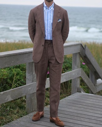 Welche Slipper mit Quasten mit braunen Anzuges zu tragen – 178 Elegante Herren Outfits: Entscheiden Sie sich für einen braunen Anzug und ein hellblaues vertikal gestreiftes Businesshemd für eine klassischen und verfeinerte Silhouette. Slipper mit Quasten sind eine großartige Wahl, um dieses Outfit zu vervollständigen.
