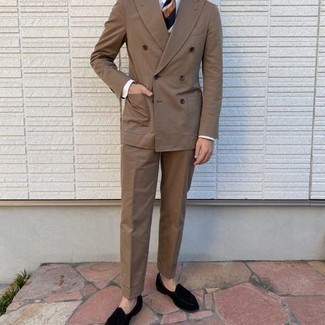 Braunen Anzug kombinieren – 767+ Elegante Herren Outfits: Machen Sie sich mit einem braunen Anzug und einem hellblauen Businesshemd einen verfeinerten, eleganten Stil zu Nutze. Fühlen Sie sich mutig? Entscheiden Sie sich für schwarzen Wildleder Slipper mit Quasten.