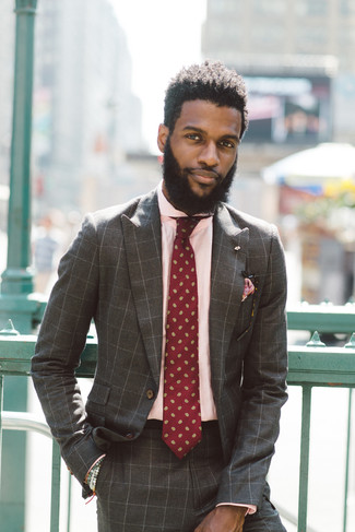 Dunkelrote bedruckte Krawatte kombinieren – 182 Elegante Herren Outfits: Kombinieren Sie einen braunen Anzug mit Karomuster mit einer dunkelroten bedruckten Krawatte für eine klassischen und verfeinerte Silhouette.