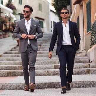30 Jährige: Rotbraune Doppelmonks aus Leder kombinieren – 375 Elegante Herren Outfits: Geben Sie den bestmöglichen Look ab in einem braunen Anzug und einem weißen Businesshemd. Suchen Sie nach leichtem Schuhwerk? Ergänzen Sie Ihr Outfit mit rotbraunen Doppelmonks aus Leder für den Tag.