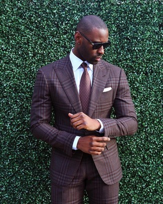 Braunen Anzug kombinieren – 972+ Herren Outfits: Entscheiden Sie sich für einen klassischen Stil in einem braunen Anzug und einem weißen Businesshemd.