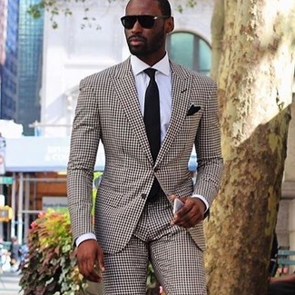 Braunen Anzug kombinieren – 972+ Herren Outfits: Paaren Sie einen braunen Anzug mit einem weißen Businesshemd für eine klassischen und verfeinerte Silhouette.