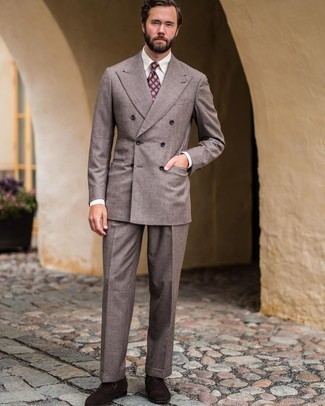 Lila Krawatte kombinieren – 315 Elegante Herren Outfits warm Wetter: Kombinieren Sie einen braunen Anzug mit Karomuster mit einer lila Krawatte für einen stilvollen, eleganten Look. Wenn Sie nicht durch und durch formal auftreten möchten, vervollständigen Sie Ihr Outfit mit dunkelbraunen Wildleder Oxford Schuhen.