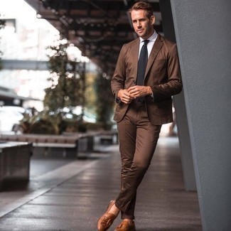 Rotbraune Leder Slipper mit Quasten kombinieren – 500+ Herren Outfits warm Wetter: Kombinieren Sie einen braunen Anzug mit einem weißen Businesshemd für eine klassischen und verfeinerte Silhouette. Fühlen Sie sich mutig? Ergänzen Sie Ihr Outfit mit rotbraunen Leder Slippern mit Quasten.