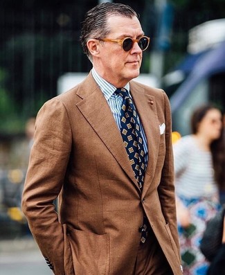 50 Jährige: Bedruckte Krawatte kombinieren – 119 Herren Outfits: Kombinieren Sie einen braunen Anzug mit einer bedruckten Krawatte, um vor Klasse und Perfektion zu strotzen.