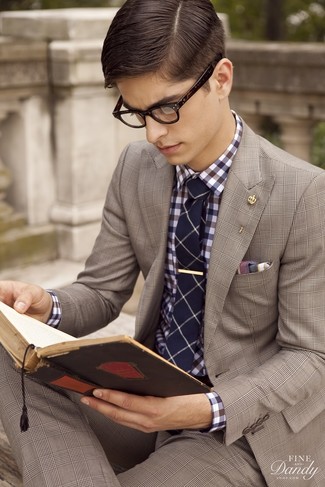 Dunkelblaue Krawatte mit Karomuster kombinieren – 49 Herren Outfits: Kombinieren Sie einen braunen Anzug mit Schottenmuster mit einer dunkelblauen Krawatte mit Karomuster für einen stilvollen, eleganten Look.