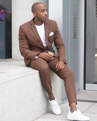 Braunen Anzug kombinieren – 201 Smart-Casual Herren Outfits: Erwägen Sie das Tragen von einem braunen Anzug und einem weißen Langarmshirt für einen für die Arbeit geeigneten Look. Fühlen Sie sich mutig? Entscheiden Sie sich für weißen Segeltuch niedrige Sneakers.
