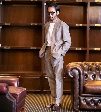 Braunen Anzug kombinieren – 972+ Herren Outfits: Kombinieren Sie einen braunen Anzug mit einem weißen T-shirt mit einer Knopfleiste für einen für die Arbeit geeigneten Look. Komplettieren Sie Ihr Outfit mit dunkelbraunen Leder Slippern mit Quasten, um Ihr Modebewusstsein zu zeigen.