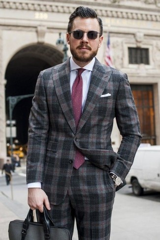 Dunkelrote gepunktete Krawatte kombinieren – 128 Herren Outfits: Tragen Sie einen dunkelgrauen Anzug mit Schottenmuster und eine dunkelrote gepunktete Krawatte, um vor Klasse und Perfektion zu strotzen.