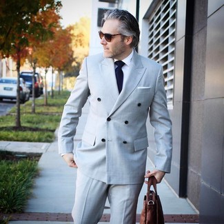 Braune Leder Aktentasche kombinieren – 337 Herren Outfits warm Wetter: Erwägen Sie das Tragen von einem grauen Anzug und einer braunen Leder Aktentasche für ein sonntägliches Mittagessen mit Freunden.