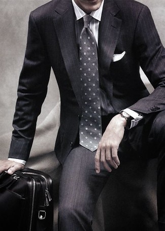 Dunkelgraues Businesshemd kombinieren – 503+ Herren Outfits: Entscheiden Sie sich für ein dunkelgraues Businesshemd und einen dunkelgrauen vertikal gestreiften Anzug für eine klassischen und verfeinerte Silhouette.